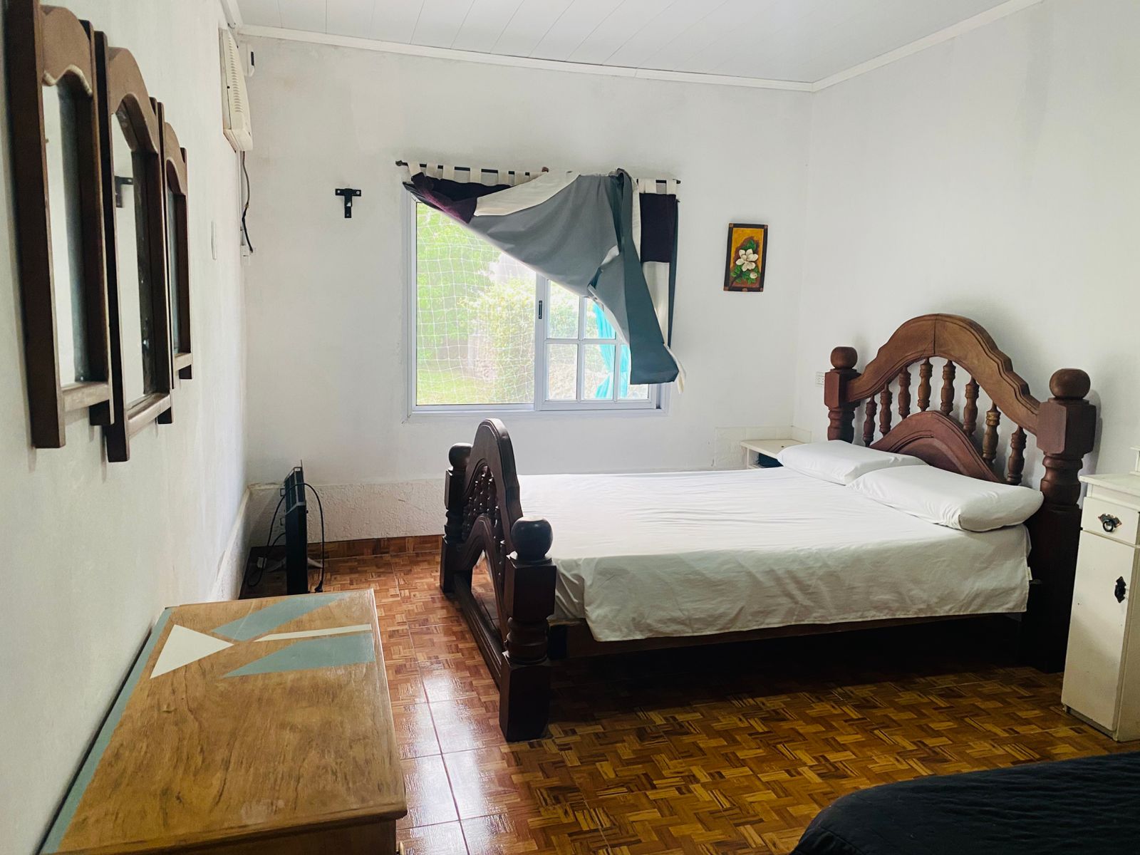 Dormitorio principal con cama matrimonial