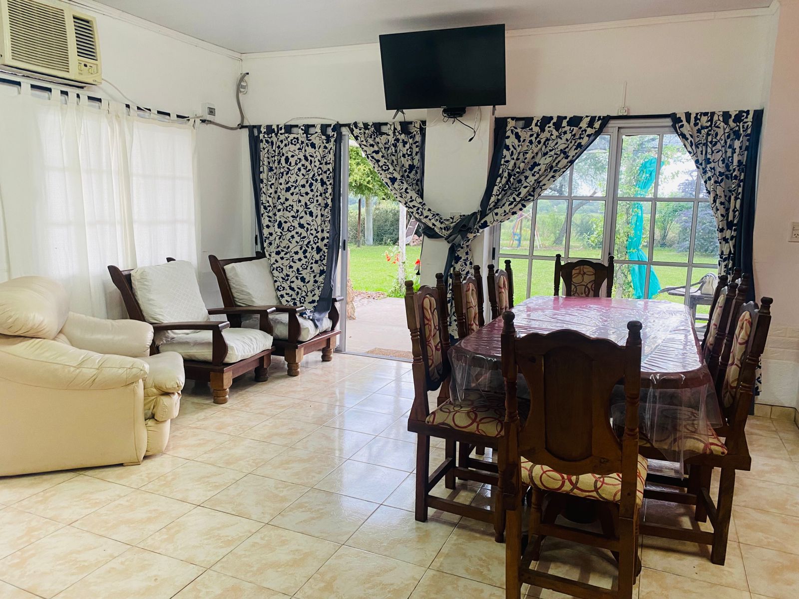 Comedor con vista al jardín